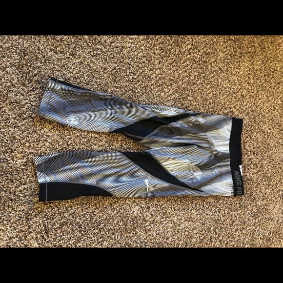 Nike Capri leggings - Picture 1 of 1